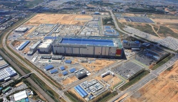 2년간 멈췄던 평택캠퍼스 5공장(P5) 공사가 재개된단 소식이 들린 뒤에도 인근 부동산 시장은 아직 잠잠한 상황이다. 삼성전자 평택 반도체 공장. 사진/연합뉴스