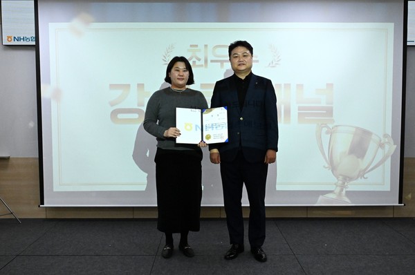 최성국 농협손해보험 CCO(사진 오른쪽)와 최우수 소비자패널이 기념촬영을 하고 있다. 사진/NH농협손해보험