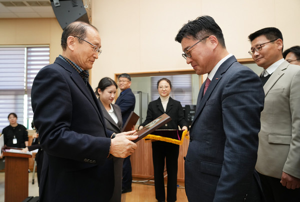 BNK경남은행 허종구 부행장이 2025년 제14회 경상남도 나눔대회에서 사회공헌 부문 ‘보건복지부장관상’과 ‘지역사회공헌 인정기업패’를 수상하고 있다. 사진/BNK경남은행