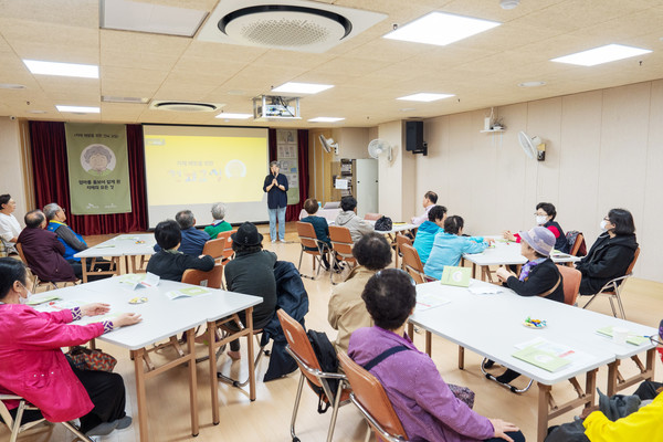 SK케미칼이 치매 예방을 위해 운영해온 사회공헌 캠페인 ‘건뇌교실’을 진행했다. 사진/SK케미칼