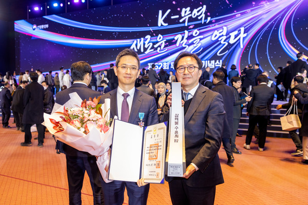 GC녹십자가 지난 4일 제62회 ‘무역의 날’ 기념식에서 ‘3억불 수출의 탑’을 수상했다. 사진/GC녹십자