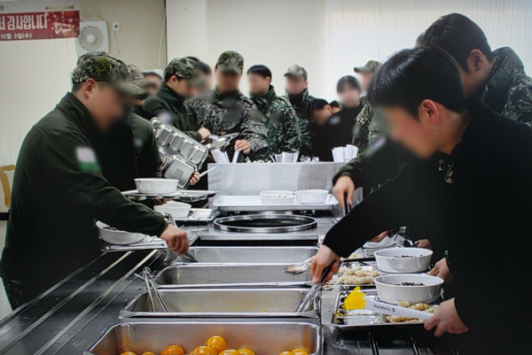 더본코리아는 경기도 파주 소재 육군 군부대 장병을 대상으로 ‘사랑의 짜장면 나눔’ 봉사활동을 진행했다고 5일 밝혔다. 사진/더본코리아