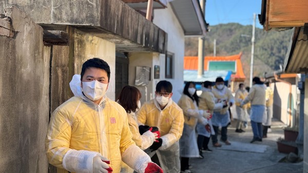 아성다이소 임직원들이 강원도 도계지역에서 난방연료 지원을 위해 연탄을 나르고 있다. 사진/아성다이소