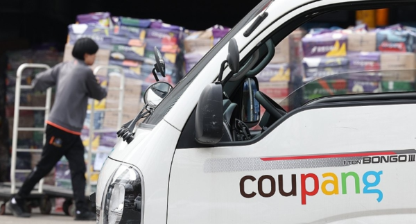 쿠팡과 거래하는 중소기업들로부터 수수료 부담과 늦은 정산 주기로 인한 불만이 나온다. 사진/연합뉴스