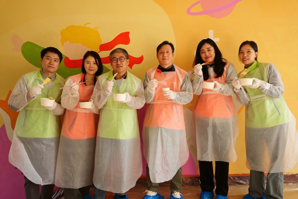 허선호 미래에셋증권 대표이사(오른쪽 세 번째)와 황판식 과학기술인공제회 이사장(왼쪽 세 번째) 등 벽화 그리기 봉사활동 참석자들이 기념사진을 촬영하고 있다. 사진/미래에셋증권