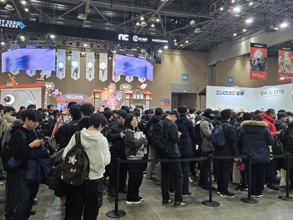 부스 사이사이를 가득 매운 AGF2025의 굿즈 구매 대기열. 사진/김혜준 기자