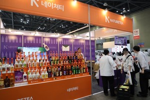 보라색 음료 부스엔 시음객 '긴줄'...중소식품사 '타깃 마케팅' 승부수 - 뉴스 썸네일 이미지